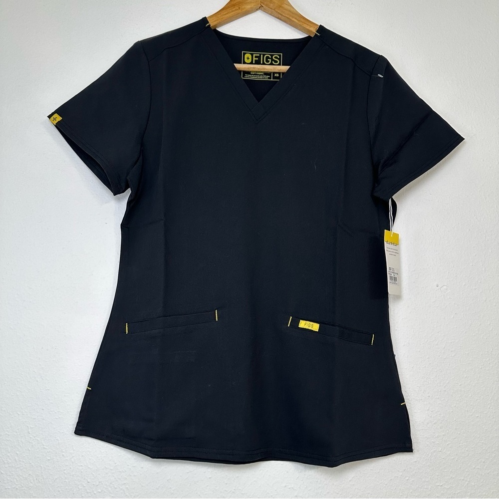 Figs ScrubsTop Women’s XS Stretch Pockets black with Yellow Logo Medical Wear - Picture 2 of 14